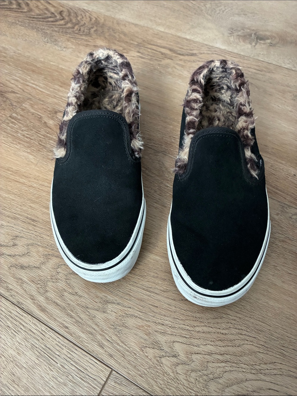 Vans Black Slip-On sneakers with Faux Fur leopard print lining sz 7.5